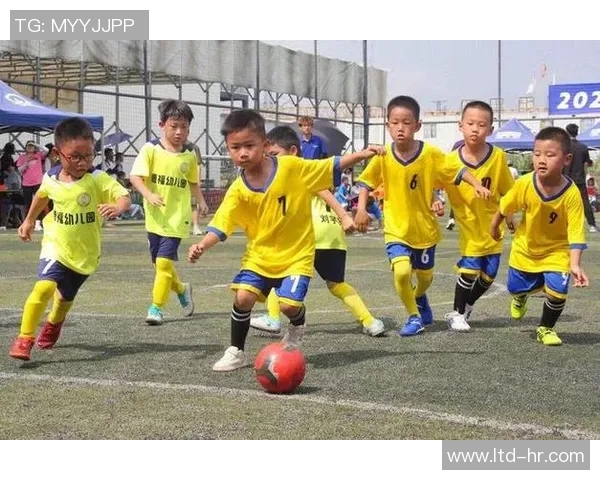 足球明星与孩子们的互动趣事视频引发热议，感受足球的魅力与快乐